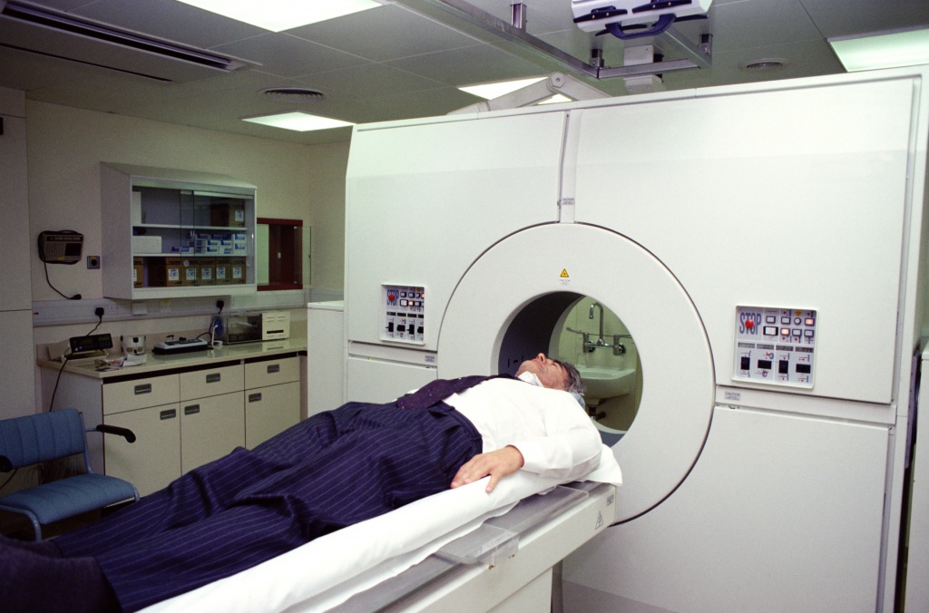 мужчина в МРТ аппарате